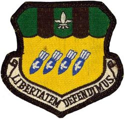 2d Bombardment Wing, Heavy
Translation: LIBERTATEM DEFENDIMUS = Liberty We Defend 
