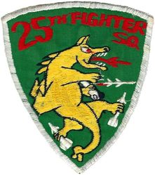 25th Tactical Fighter Squadron
Variation holding an ALQ-101 pod in left arm. On the F-4, this pod was carried in the left forward missile station, and that is depicted on this patch. Okinawan made.
